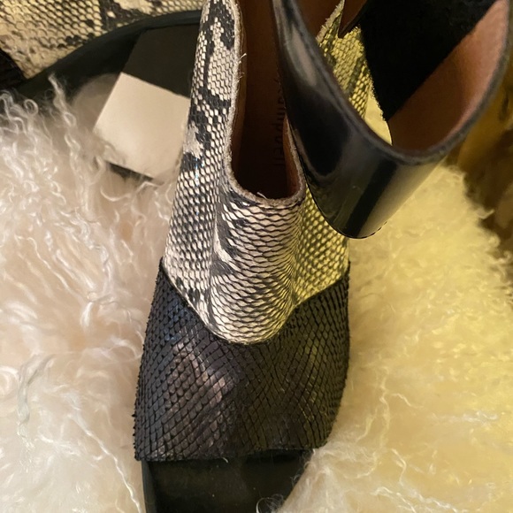 Beautiful shoes Canadian size 9 worn once. Condition like brand new.Very soft - Picture 5 of 7